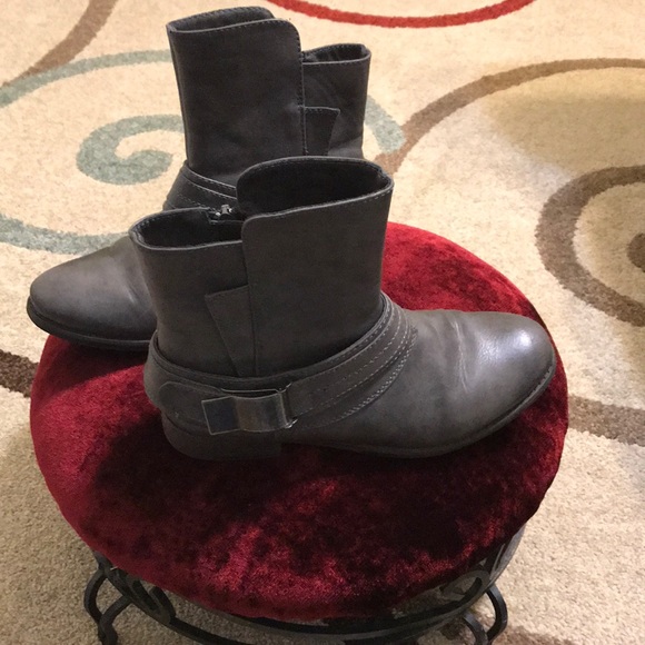 SOLD❣️❤️💥UNR8ED Gray Boots💥❤️ - Picture 3 of 9